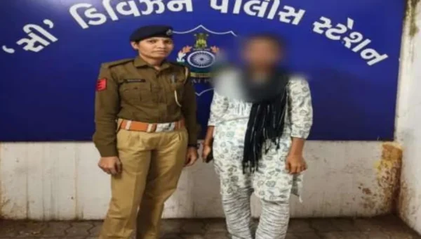 ભરૂચ : NH 48 પર સ્વામિનારાયણ મંદિર નજીક આત્મહત્યા કરવા પહોંચેલ યુવતીનો સી ડિવિઝન પોલીસે જીવ બચાવ્યો