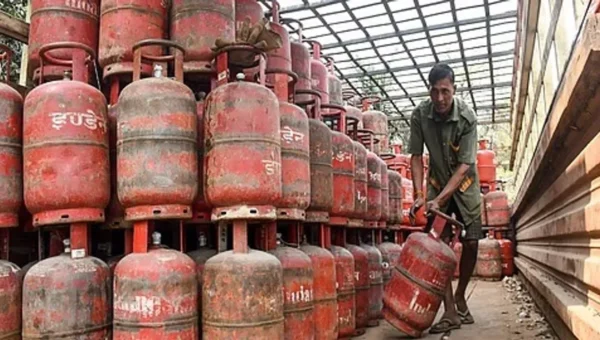 LPG ગેસની પરિસ્થિતિને ધ્યાનમાં રાખીને સરકારે ઉપલબ્ધ ગેસનું સૌને સમાન રીતે વિતરણ થાય તે માટે એક નાનો ફેરફાર કર્યો