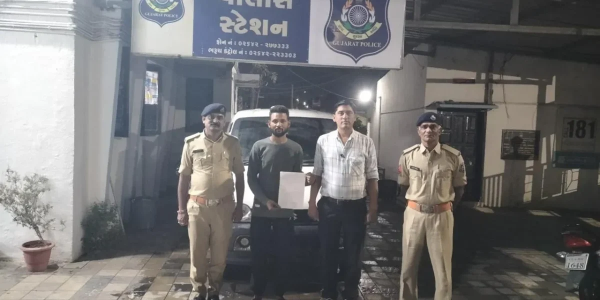 ભરૂચ: પાલેજ પોલીસે તેરા તુજકો અર્પણ અભિયાન અંતર્ગત રૂ.2.50 લાખની કાર મૂળ માલિકને પરત કરી