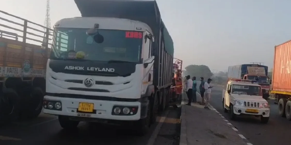 અંકલેશ્વર: NH 48 બાકરોલ ઓવરબ્રિજ પર ટ્રક પાછળ ટેમ્પો ભટકાતા અકસ્માત, ટેમ્પા ચાલકને ઇજા