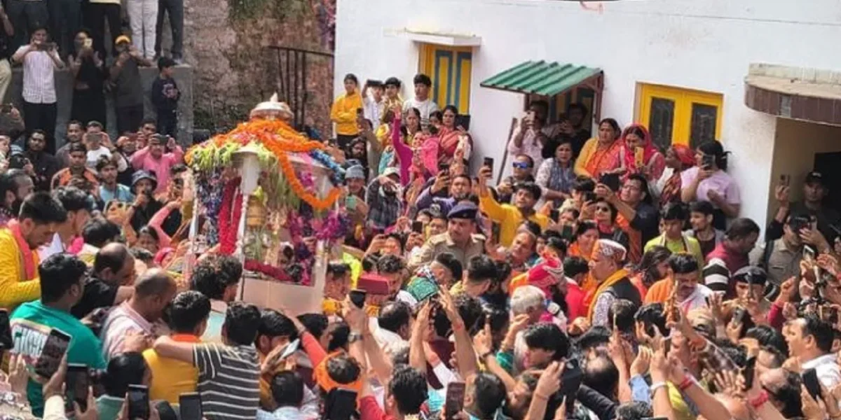કેદારનાથ ધામ: ઓમકારેશ્વર મંદિરથી બાબા કેદારની ડોલી રવાના, જય કેદારના નાદથી ગુંજી ઉઠ્યું ઉખીમઠ
