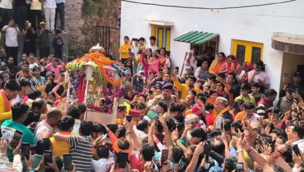 કેદારનાથ ધામ: ઓમકારેશ્વર મંદિરથી બાબા કેદારની ડોલી રવાના, જય કેદારના નાદથી ગુંજી ઉઠ્યું ઉખીમઠ