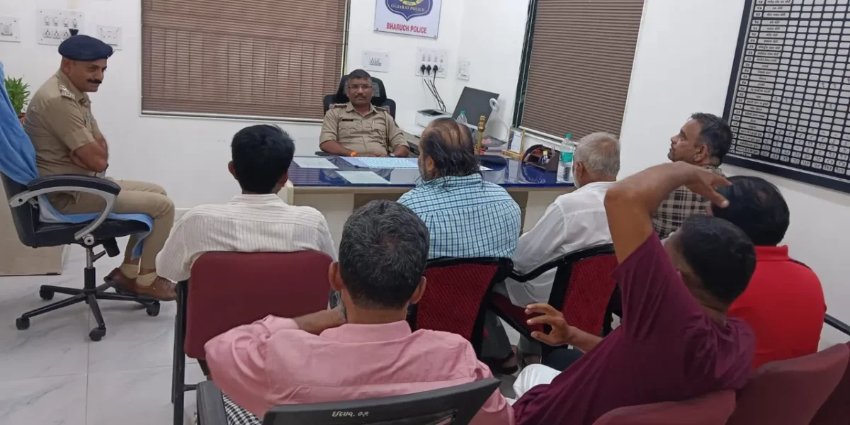 ભરૂચ: હાંસોટ પોલીસ મથક ખાતે બકરી ઇદના પર્વને અનુલક્ષી શાંતિ સમિતિની બેઠક યોજય, પર્વ કોમી એખલાસ ભર્યા વાતાવરણમાં ઉજવવા અનુરોધ