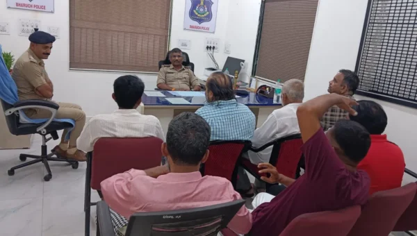 ભરૂચ: હાંસોટ પોલીસ મથક ખાતે બકરી ઇદના પર્વને અનુલક્ષી શાંતિ સમિતિની બેઠક યોજય, પર્વ કોમી એખલાસ ભર્યા વાતાવરણમાં ઉજવવા અનુરોધ