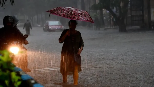 રાજ્યના વાતાવરણમાં અચાનક આવેલા પલટા વચ્ચે હવામાન વિભાગે આગામી 24 કલાક માટે કમોસમી વરસાદની આગાહી કરી વ્યક્ત