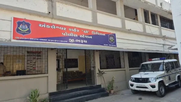 અંકલેશ્વર :  તાડ ફળિયા નજીક જુગાર રમતા 10 જુગારીયાઓની ક્રાઇમ બ્રાન્ચે કરી ધરપકડ,રૂ.3.54 લાખનો મુદ્દામાલ જપ્ત