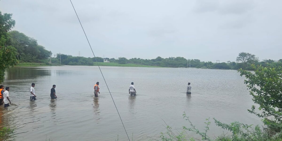ભરૂચ: હાંસોટના ઓભા ગામે પૂર બચાવની મોકડ્રીલ, નદીમાં ફસાયેલા 3 લોકોનું સુરક્ષિત રેસ્ક્યુ