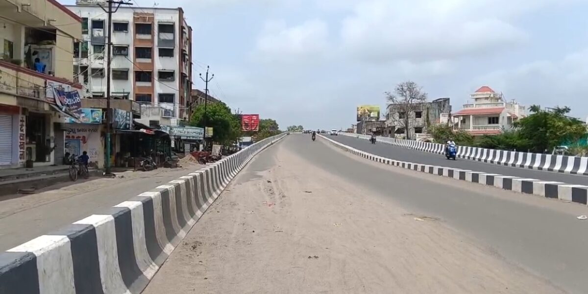 અંકલેશ્વર: સુરવાડી બ્રિજ પર વરસાદ બાદ હવે રસ્તા પર રેતીના સામ્રાજ્યથી અકસ્માતનો ખતરો
