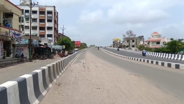 અંકલેશ્વર: સુરવાડી બ્રિજ પર વરસાદ બાદ હવે રસ્તા પર રેતીના સામ્રાજ્યથી અકસ્માતનો ખતરો