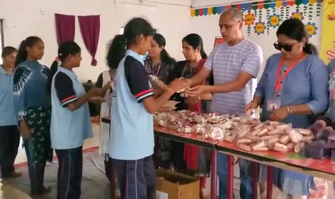 ભરૂચ : નેત્રંગ-થવા શ્રીકૃષ્ણ આશ્રમ શાળાની વિદ્યાર્થીઓને ગૌરીવ્રત નિમિત્તે સંસ્કૃતિ સમાજ સેવા સંસ્થાન ટ્રસ્ટ દ્વારા સૂકામેવાનું વિતરણ કરાયું…