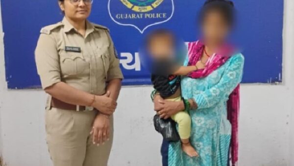 ભરૂચ: સી ડિવિઝન પોલીસે ગુમ થયેલ નેપાળી મહિલા અને તેના એક વર્ષના બાળકને સુરતથી શોધી પરિવાજનો સાથે મિલન કરાવ્યું