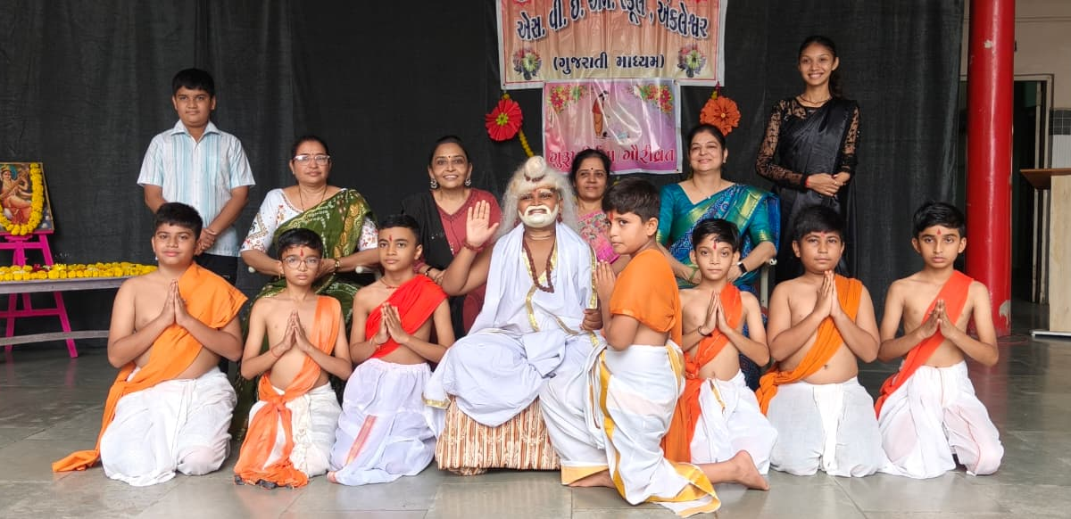  અંકલેશ્વર એસ.વી.ઈ.એમ ગુજરાતી માધ્યમ સ્કૂલ ખાતે ગુરુપૂર્ણિમા અને ગૌરી વ્રત ઉત્સવની  કરાઈ ઉજવણી