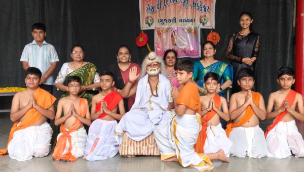  અંકલેશ્વર એસ.વી.ઈ.એમ ગુજરાતી માધ્યમ સ્કૂલ ખાતે ગુરુપૂર્ણિમા અને ગૌરી વ્રત ઉત્સવની  કરાઈ ઉજવણી