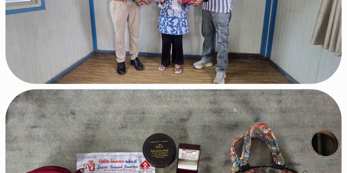 ‘તેરા તુજકો અર્પણ’ : ભરૂચની જંબુસર પોલીસે સોના-ચાંદીના દાગીનાવાળું પર્સ શોધી મૂળ માલિકને પરત સોંપ્યું…