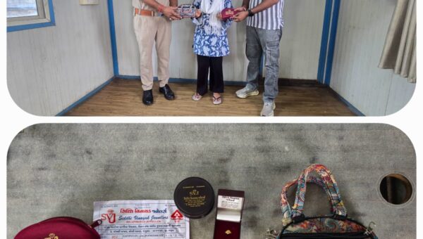 ‘તેરા તુજકો અર્પણ’ : ભરૂચની જંબુસર પોલીસે સોના-ચાંદીના દાગીનાવાળું પર્સ શોધી મૂળ માલિકને પરત સોંપ્યું...