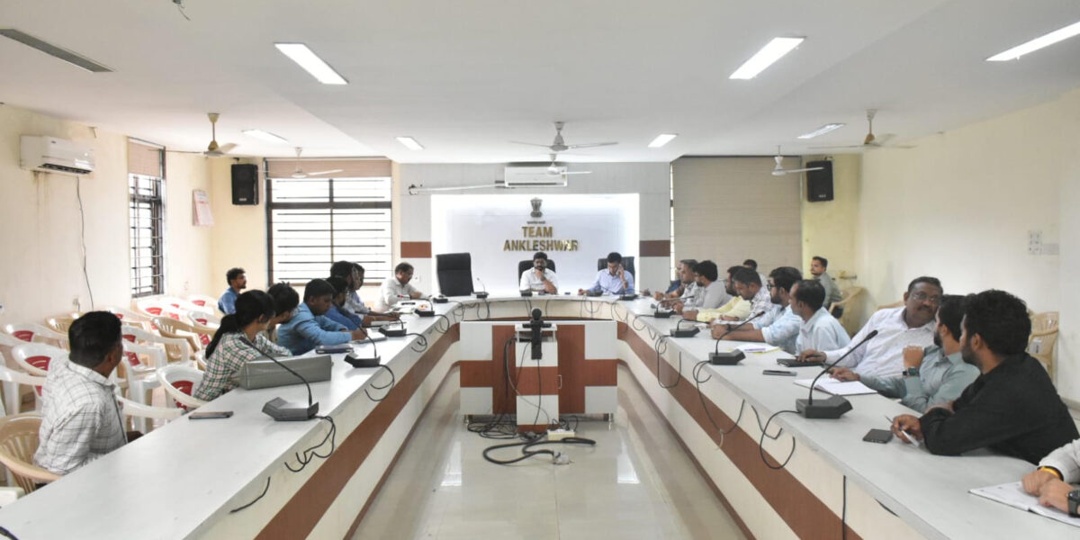 અંકલેશ્વર: કલેક્ટર  નવનાથ ગવ્હાણેના અધ્યક્ષસ્થાને પ્રાંત કચેરી ખાતે ચોમાસાને ધ્યાનમાં રાખી સમીક્ષા બેઠક યોજાઈ