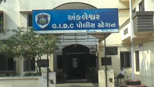 અંકલેશ્વર:  ડેરી ફાર્મમાં રોકાણના નામે કંપનીના ઓફિસર સાથે રૂ.56.41 લાખની ઠગાઈ,પોલીસ ફરિયાદ નોંધાઇ