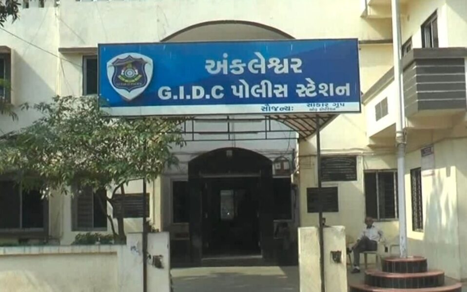 અંકલેશ્વર:  ડેરી ફાર્મમાં રોકાણના નામે કંપનીના ઓફિસર સાથે રૂ.56.41 લાખની ઠગાઈ,પોલીસ ફરિયાદ નોંધાઇ