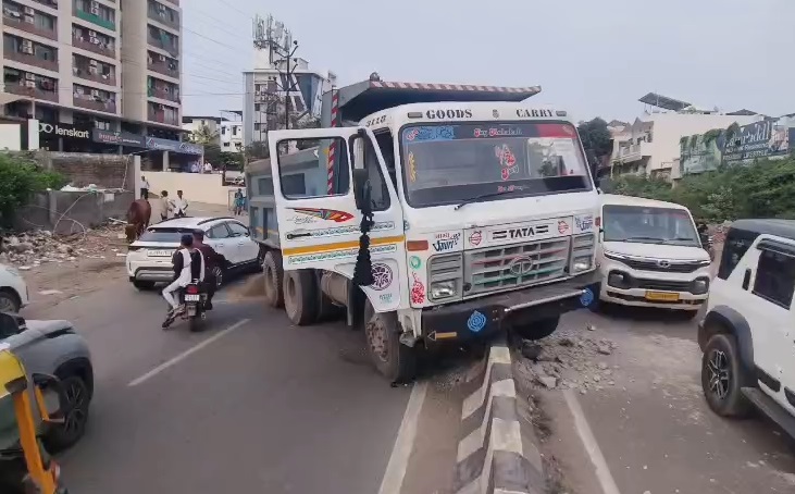 ભરૂચ: ઝાડેશ્વર રોડ પર રેતી ભરેલા હાઈવા ટ્રકનો અકસ્માત, ડિવાઈડર પર ટ્રક ચઢી જતા ટ્રાફિક જામ
