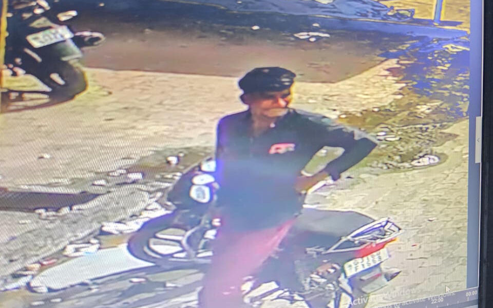 અંકલેશ્વર શહેરમાં મહાવીર શોપિંગમાં દુકાન પાસે પાર્ક કરેલ બાઈકની ચોરી,CCTV ફૂટેજ આવ્યા બહાર