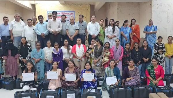 ભરૂચ: ઉત્થાન ચેરીટેબલ ટ્રસ્ટ દ્વારા બ્યુટી પાર્લર ક્ષેત્રે તાલીમ મેળવનાર મહિલાઓને કીટનું વિતરણ કરાયુ