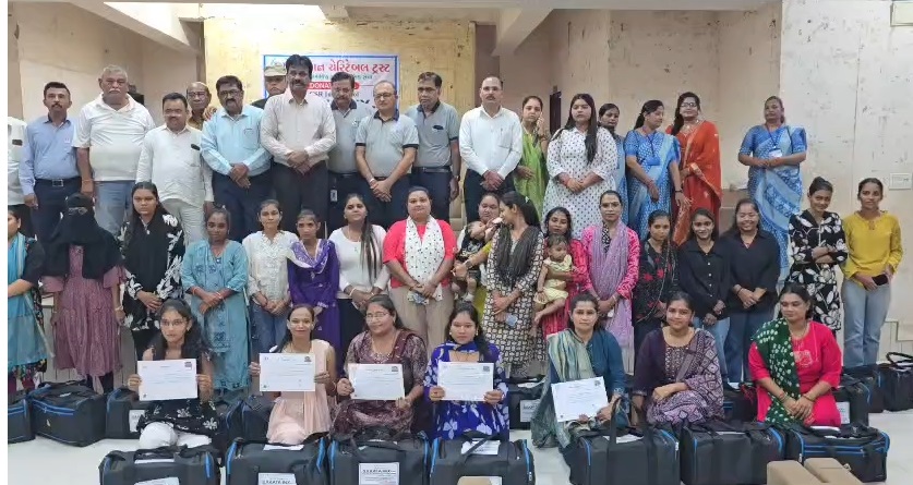 ભરૂચ: ઉત્થાન ચેરીટેબલ ટ્રસ્ટ દ્વારા બ્યુટી પાર્લર ક્ષેત્રે તાલીમ મેળવનાર મહિલાઓને કીટનું વિતરણ કરાયુ