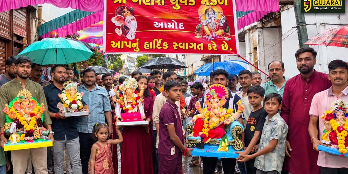 ભરૂચ: આમોદમાં 300 વર્ષ જૂના ગણપતિ મંદિરેથી શ્રીજી ભક્તોને દેશી ઘીના ચૂરમાના લાડુના પ્રસાદનું વિતરણ,ભક્તોએ લીધો લાભ
