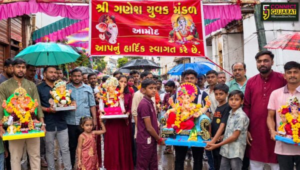ભરૂચ: આમોદમાં 300 વર્ષ જૂના ગણપતિ મંદિરેથી શ્રીજી ભક્તોને દેશી ઘીના ચૂરમાના લાડુના પ્રસાદનું વિતરણ,ભક્તોએ લીધો લાભ