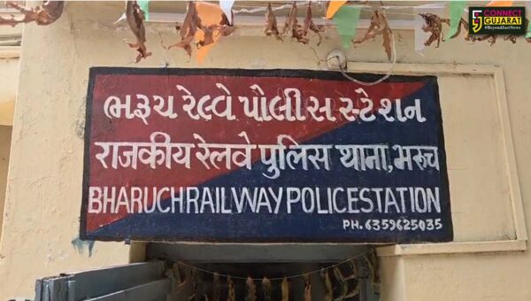 ભરૂચ:  રેલવે સ્ટેશન પર SMC અને GRP એ ટ્રેન મારફતે ઘુસાડાતો દારૂનો મોટો જથ્થો ઝડપી પાડ્યો