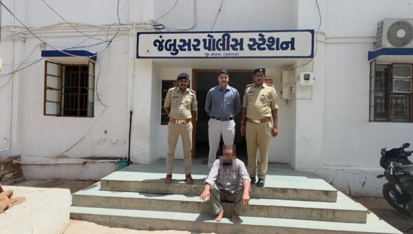 ભરૂચ: જંબુસરના સ્તંભેશ્વર મહાદેવ મંદિરે દર્શનાર્થે જઈ રહેલી મહિલાઓ સામે ચાલુ બસમાં આધેડે કરી અશ્લીલ હરક્ત, પોલીસે કરી ધરપકડ