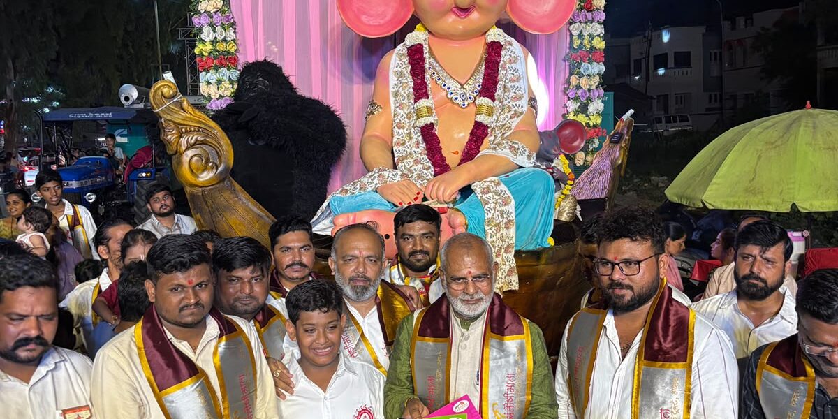 ભરૂચ : સંતોષી માતા યુવક મંડળ દ્વારા બાળ ગણેશની અનોખી શોભાયાત્રા, ગરીબ બાળકોને ચોપડા વિતરણ
