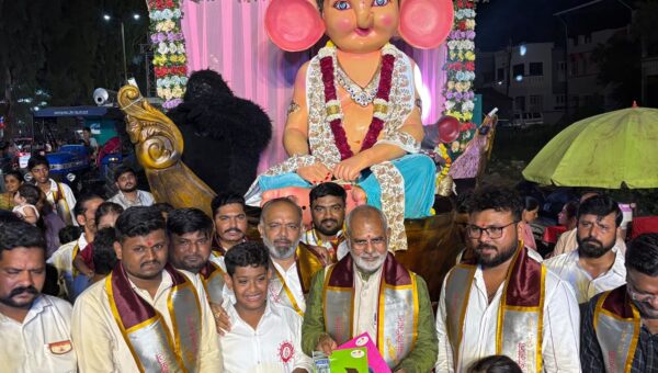 ભરૂચ : સંતોષી માતા યુવક મંડળ દ્વારા બાળ ગણેશની અનોખી શોભાયાત્રા, ગરીબ બાળકોને ચોપડા વિતરણ