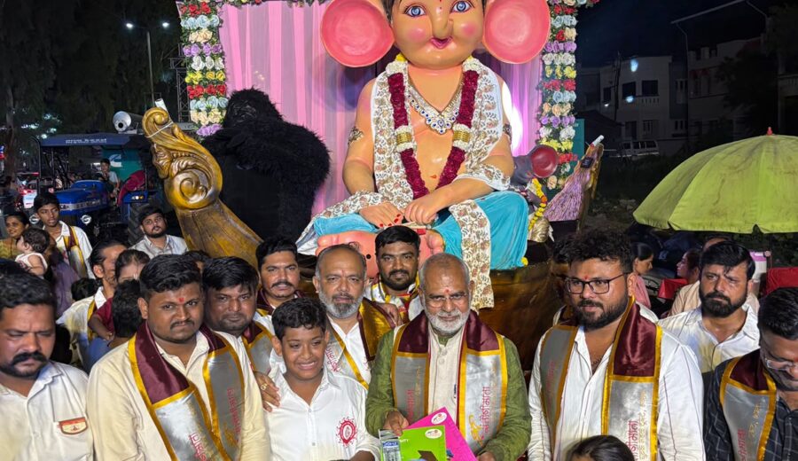 ભરૂચ : સંતોષી માતા યુવક મંડળ દ્વારા બાળ ગણેશની અનોખી શોભાયાત્રા, ગરીબ બાળકોને ચોપડા વિતરણ