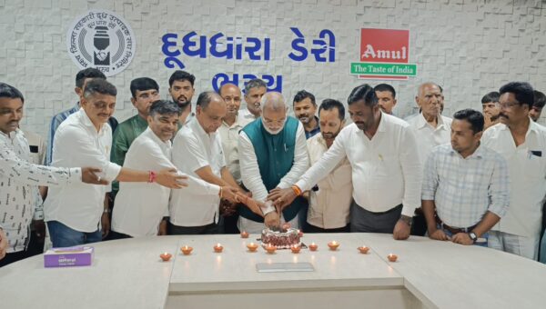 ભરૂચ: ભાજપ દ્વારા દુધધારા ડેરી ખાતે વડાપ્રધાનના જન્મદિવસે 25 દિવડા પ્રગટાવી કેક કાપી ઉજવણી કરાઈ