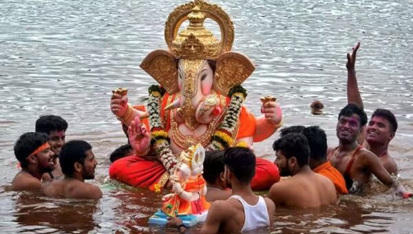 ભરૂચ: ગણેશ વિસર્જનને લઈ તંત્ર દ્વારા વિવિધ પ્રતિબંધો લદાયા, જાહેર માર્ગો પર ફટાકફા ફોડવા પર પ્રતિબંધ-વિવિધ માર્ગો પર ડાયવર્ઝન