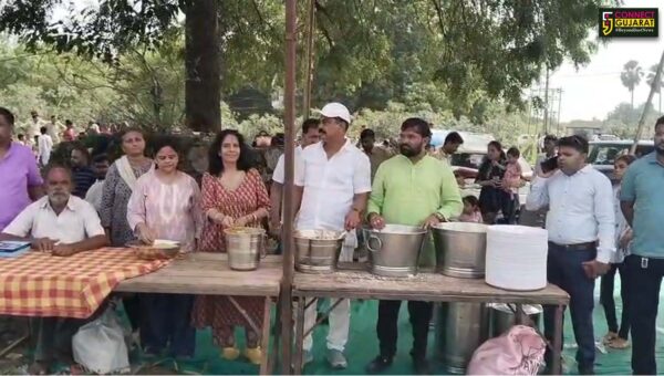 અંકલેશ્વર: ગુંજ સોશ્યલ ગ્રુપ દ્વારા જૂની દિવી ગામે કૃત્રિમ કુંડ નજીક મહાપ્રસાદીનું આયોજન કરાયુ