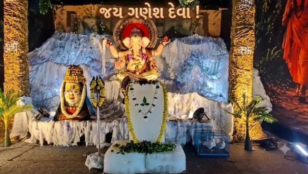 અંકલેશ્વર: ગણેશ મહોત્સવની ધામધૂમથી ઉજવણી, મંત્રી ઈશ્વરસિંહ પટેલ સહિતના આગેવાનોએ ઉતારી આરતી