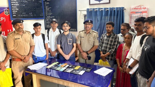 ભરૂચ: રેલવે પોલીસ દ્વારા તેરા તુજકો અર્પણ અભિયાન અંતર્ગત ₹૩.૦૯ લાખથી વધુની કિંમતના મોબાઇલ ફોન પરત કરાયા