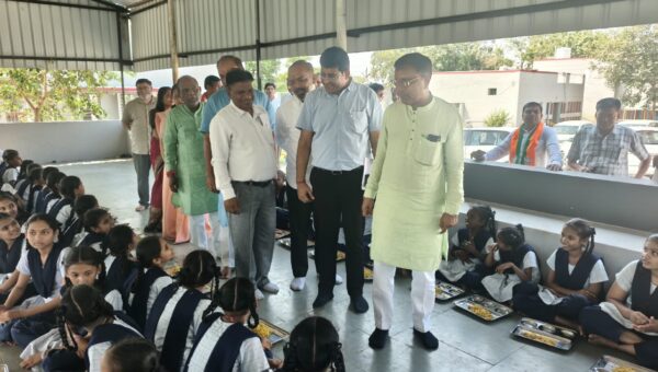 ભરૂચ: શિક્ષણ મંત્રી પ્રદ્યુમન વાજાએ રાણીપુરા ગામની પ્રાથમિક શાળામાં બાળકો સાથે મધ્યાહન ભોજનનો સ્વાદ ચાખ્યો