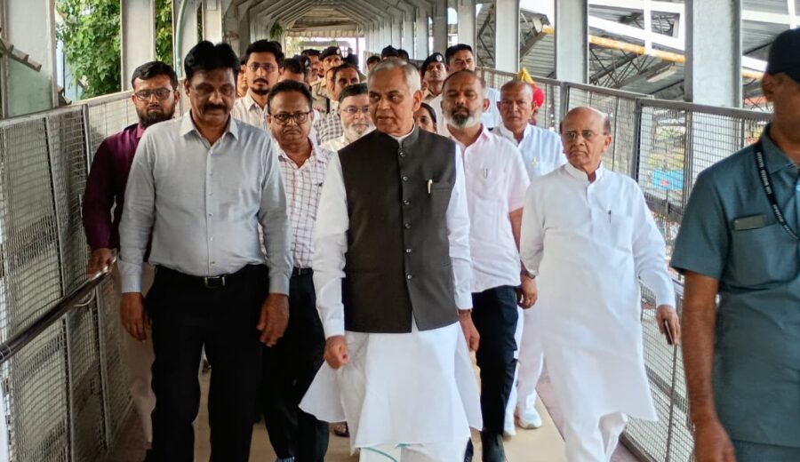 ભરૂચ: રાજ્યપાલ આચાર્ય દેવવ્રતે ટ્રેનમાં સામાન્ય માણસની જેમ કરી મુસાફરી, હલદરવા ગામે સ્વચ્છતા અભિયાનમાં ભાગ લીધો