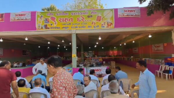 અંકલેશ્વર: તાલુકા કો.ઑ. પરચેઝ એન્ડ સેલ યુનિયન દ્વારા રાહત દરે ફટાકડા વેચાણના સ્ટોલનું ઉધ્ઘાટન કરાયું
