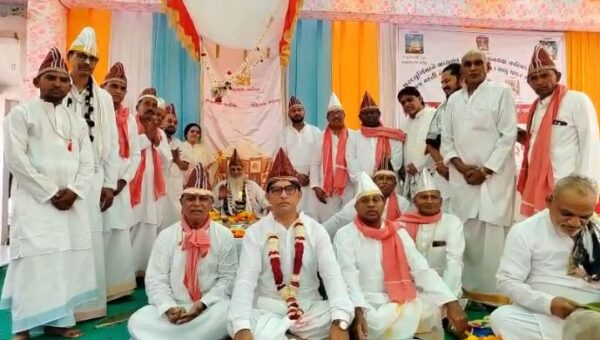 ભરૂચ : મંગલમઠ કબીર આશ્રમ-જુના તવરા ખાતે સાધુ-સંતોની મહંતી પંજા ચાદર તિલક વિધિ યોજાય…