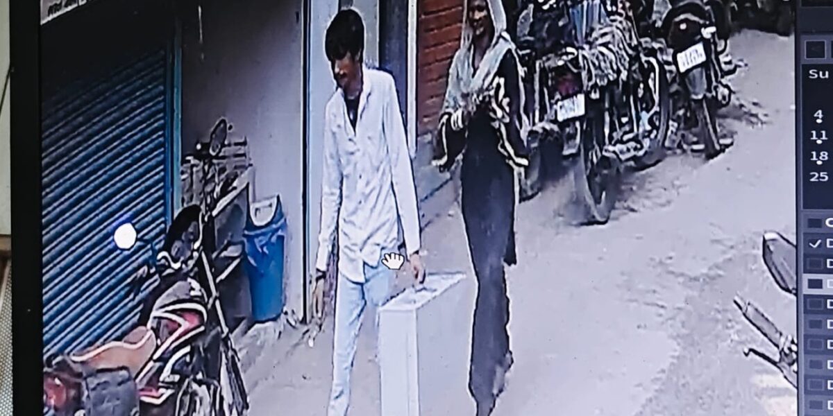 ભરૂચ: જંબુસરમાં નગરપાલિકાના પૂર્વ પ્રમુખના સાસુની સોનાની બંગડી લઈ ગઠિયો ફરાર, ઘટના CCTV કેમેરામાં કેદ