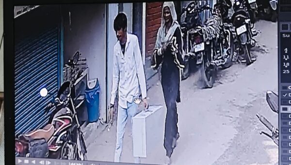 ભરૂચ: જંબુસરમાં નગરપાલિકાના પૂર્વ પ્રમુખના સાસુની સોનાની બંગડી લઈ ગઠિયો ફરાર, ઘટના CCTV કેમેરામાં કેદ