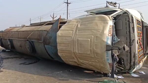 ભરૂચ: વાગરાના ભેરસમ નજીક કેમિકલ વેસ્ટ ભરેલું ટેન્કર પલટી ગયું,વાહન વ્યવહારને અસર