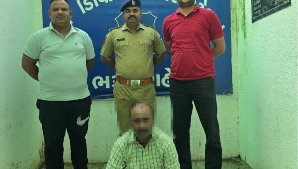 ભરૂચ: સી ડિવિઝન પોલીસે બનાવટી દસ્તાવેજ અને આર્મ્સ એક્ટના ગુનામાં 14 વર્ષથી ફરાર આરોપીની નોઇડાથી કરી ધરપકડ
