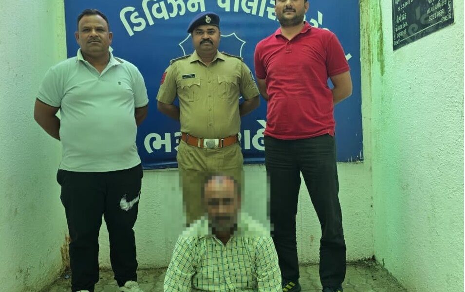 ભરૂચ: સી ડિવિઝન પોલીસે બનાવટી દસ્તાવેજ અને આર્મ્સ એક્ટના ગુનામાં 14 વર્ષથી ફરાર આરોપીની નોઇડાથી કરી ધરપકડ