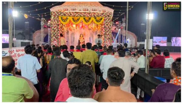 અંકલેશ્વર: રંગ રસિયા અને ખોડલધામના ગરબા મહોત્સવમાં મહાનુભવોએ માતાજીની આરતી ઉતારી ધન્યતા અનુભવી