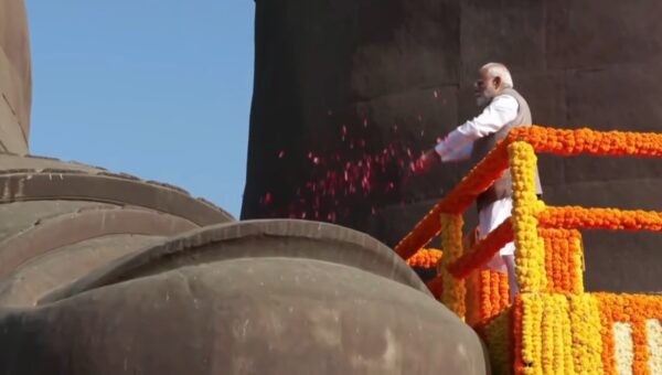 સરદાર પટેલની 151મી જન્મજયંતિ: સ્ટેચ્યુ ઓફ યુનિટી ખાતે PM મોદીએ અર્પી ભાવભીની શ્રદ્ધાંજલિ