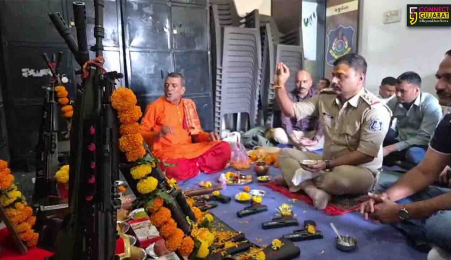 અંકલેશ્વર: GIDC પોલીસ મથક ખાતે વિજયા દશમીના પર્વ નિમિત્તે શસ્ત્રપૂજાનો કાર્યક્રમ યોજાયો